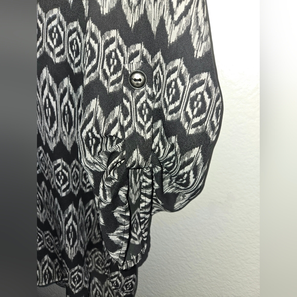 Lush Black and White Print Blouse Long Sleeve and V-neck Size Medium - Picture 3 of 8